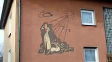 Frey: Sgraffito &bdquo;Sonnenanbeterinnen&ldquo; (1957)